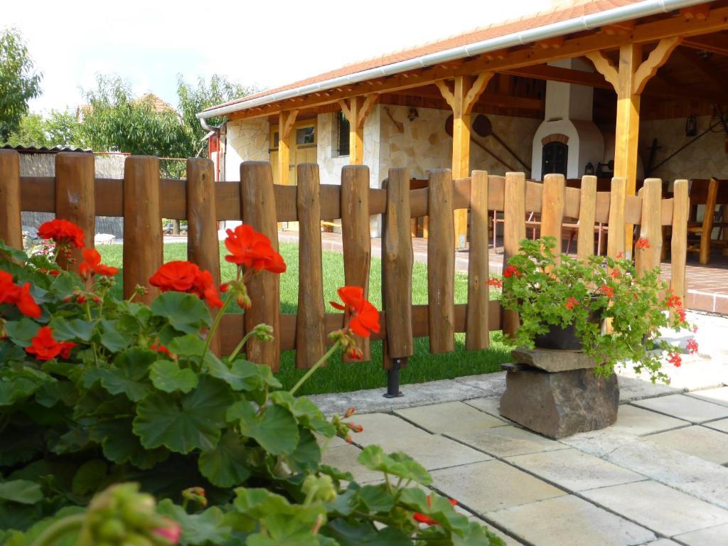 Napfeny Apartman Es Vendeghaz Egerszalók Exterior foto