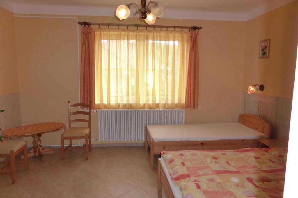 Napfeny Apartman Es Vendeghaz Egerszalók Zimmer foto