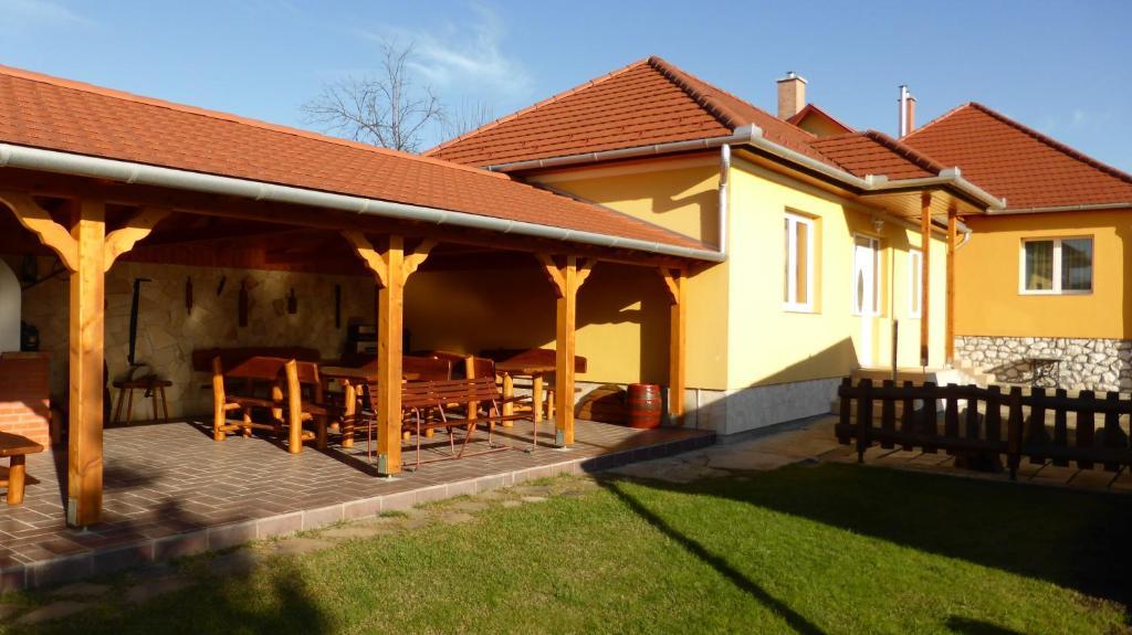 Napfeny Apartman Es Vendeghaz Egerszalók Exterior foto