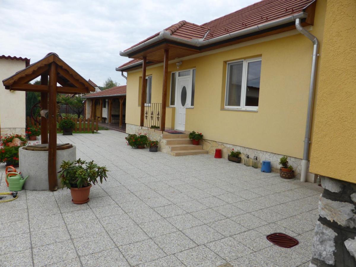 Napfeny Apartman Es Vendeghaz Egerszalók Exterior foto